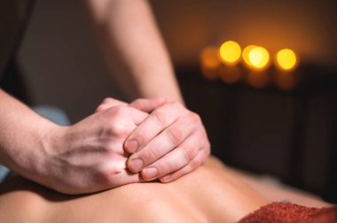 Yaşlı bir kadının eli çok farklı hapları elinde tutuyordu. Uyuşturucu seçimi kavramı ve eski neslin sağlığı