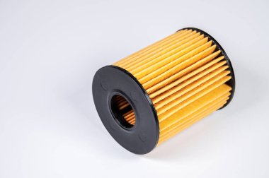 Yeni bir yağ filtresinin filtre elemanı. İçten yanmalı motor için yeni yedek parça. Filtre ekle