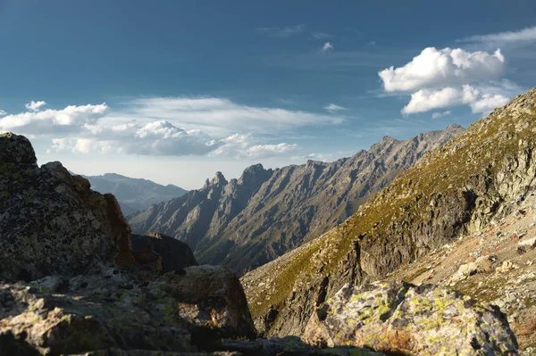 Paisaje de un día altas montañas sobre el fondo de las tierras altas del Cáucaso Norte —  Fotos de Stock