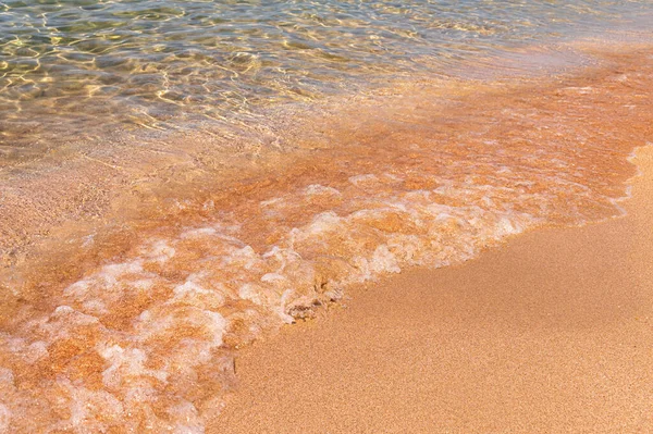 Ruhige Meereswogen an einem goldenen Sandstrand. Urlaub am Meer und Urlaub — Stockfoto