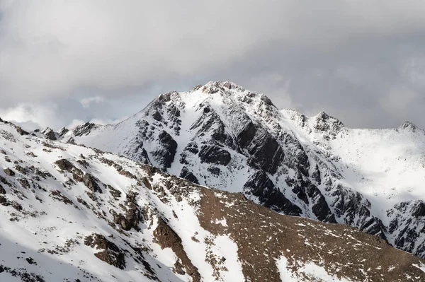 Минимализм ландшафта заснеженных горных вершин с ледниками в облаках. Северо-Кавказ и Гималаи — стоковое фото