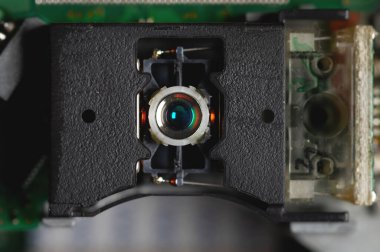 Mikro devrelerin arka planında lazer lens olan bir DVD sürücünün makro yakın çekimi. Elektronik arkaplan
