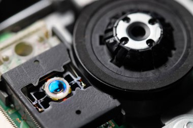 Mikro devrelerin arka planında lazer lens olan bir DVD sürücünün makro yakın çekimi. Elektronik arkaplan