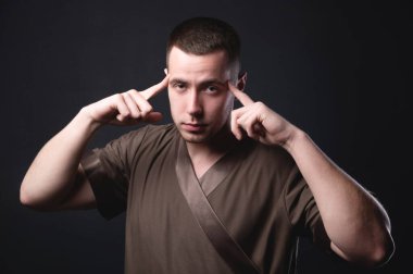 Tapınakta parmağı olan güçlü ve iri bir erkek masörün portresi düşüncelerinizi okur ve stüdyodaki tüm hastalıklarınızı bilir..