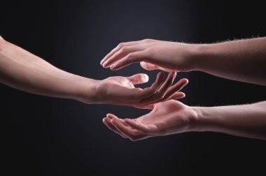 Endişeli bir adamın iki eli başka bir adamın eline dokunmak ister. lgbt topluluklarında önemseme kavramı
