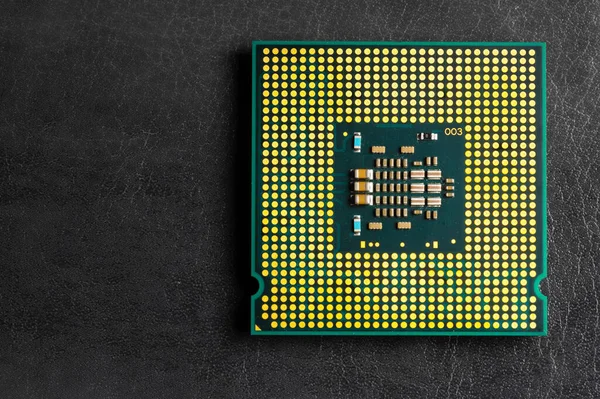 El procesador de microprocesador de la CPU de un ordenador o portátil se encuentra en una superficie oscura mate. Primer plano. Equipo electrónico e informático. Macro —  Fotos de Stock