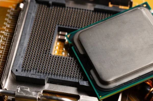 Der Mikroprozessor der CPU eines Computers oder Laptops liegt auf einer dunkelmatten Oberfläche. Nahaufnahme. Elektronik- und Computergeräte. Makro — Stockfoto