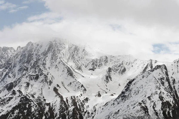 Minimalisme landschap van besneeuwde bergtoppen met gletsjers in de wolken. Uitzicht op de noordelijke Kaukasus en de Himalaya — Stockfoto