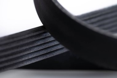 Otomobil poli-V-kuşağı elektrik jeneratörü için yeni kemer. Arkaplan için makro yakın plan boş