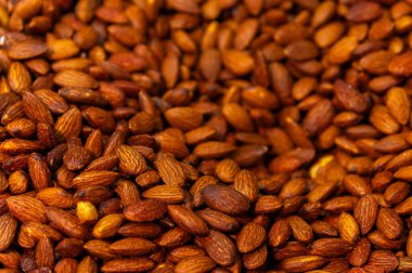 Baharatlı biber kavrulmuş badem. Aromatik kavrulmuş badem. Çıtır badem. Baharatlı fındık. Izgara ve kırmızı biber aromalı bol kavrulmuş badem.