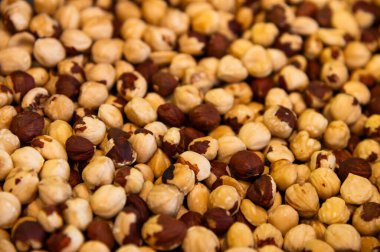 Fındıklı kızarmış çekirdekler. Yakın plan. Atıştırmalık ve fındık için arka plan.