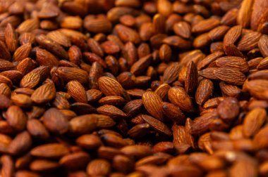 Baharatlı badem. Aromatik kavrulmuş badem. Çıtır badem. Baharatlı fındık. Bolca kızarmış badem, mangal ve kırmızı biber aromalı.