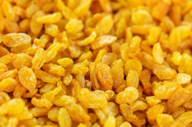 Bir sürü altın kuru üzüm yakın. Kurutulmuş çekirdeksiz üzüm.