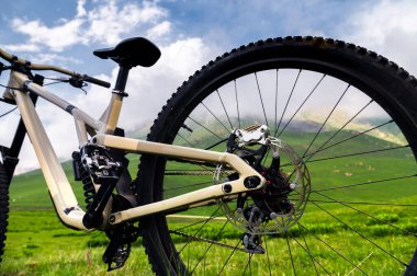 Dağ bisikleti fren diski kısmına yakın çekim. Açık havada bisiklet dükkanında teknik uzmanlık. Dağ bisikleti parçaları.