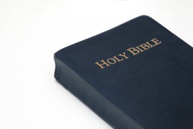 Beyaz Platform üzerinde Kutsal İncil'in üstten görünüm