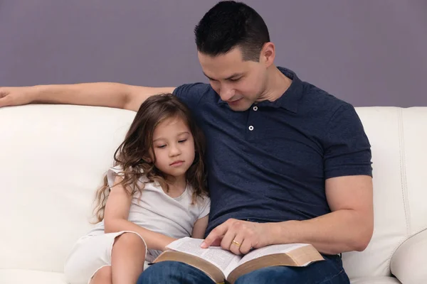 Papa Liest Seinem Kleinen Mädchen Das Wort Gottes Vor — Stockfoto