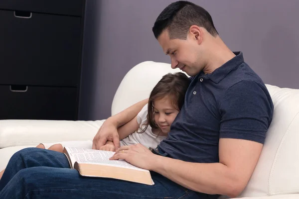 Papa Liest Seinem Kleinen Mädchen Das Wort Gottes Vor — Stockfoto