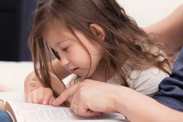 Тато Читаючи Його Маленька Дівчинка Слово Боже — стокове фото