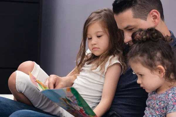 Тато Читаючи Його Два Маленьких Дівчаток Розповіді — стокове фото
