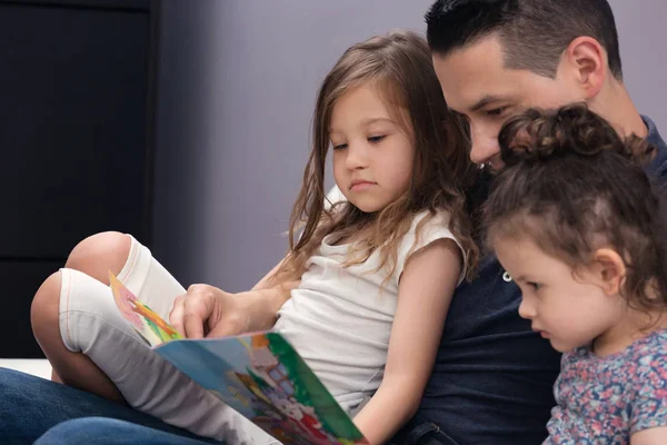 Papi Leyendo Sus Dos Niñas Las Historias — Foto de Stock