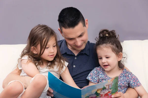 Μπαμπάκας Ανάγνωση Του Δύο Κοριτσάκια Τις Ιστορίες — Φωτογραφία Αρχείου