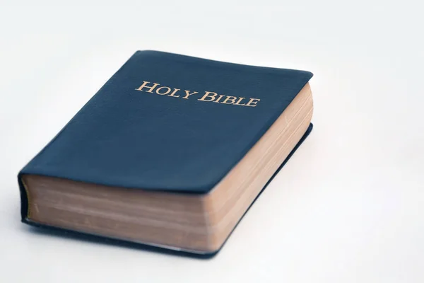 Вид Сверху Священную Библию Белой Платформе — стоковое фото