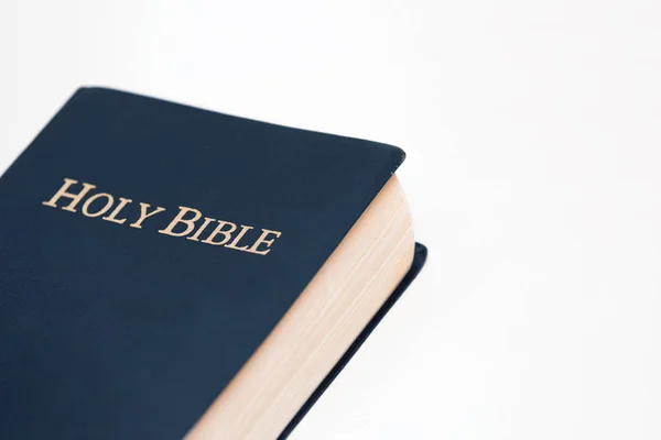 白いプラットホームに聖書のトップ ビュー — ストック写真