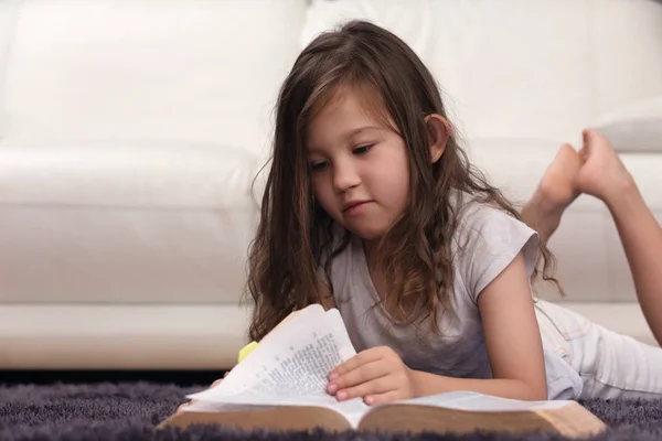 Niño Pequeño Aprendiendo Palabra Dios — Foto de Stock