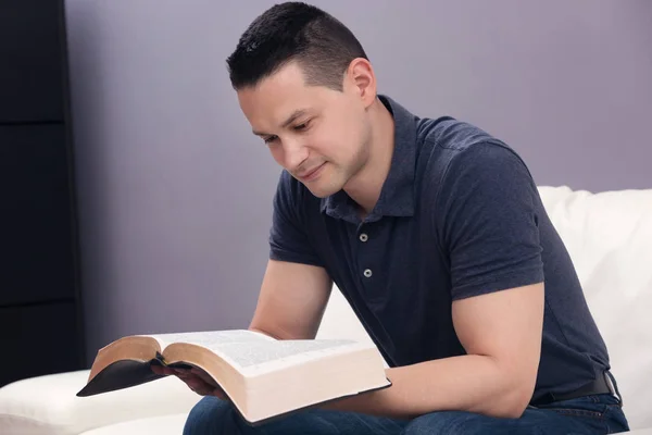 Hombre Adulto Estudiando Palabra Dios — Foto de Stock