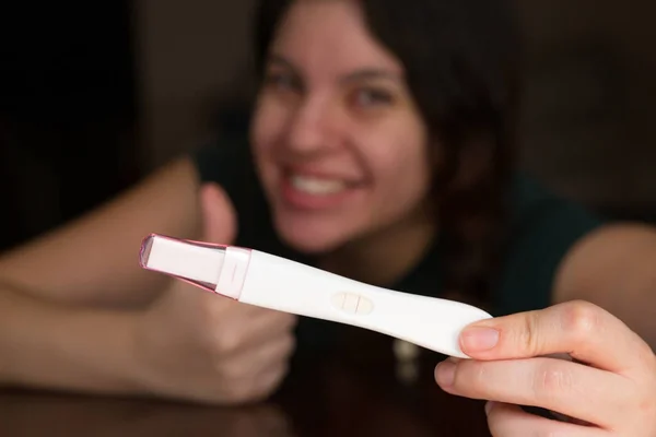 Mãe Feliz Olhando Para Casa Resultados Teste Gravidez — Fotografia de Stock