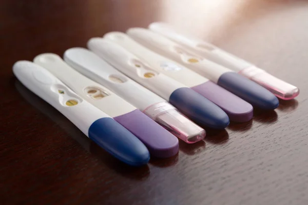 Ομάδα Από Διάφορες Μάρκες Τεστ Εγκυμοσύνης Ξύλινη Επιφάνεια — Φωτογραφία Αρχείου