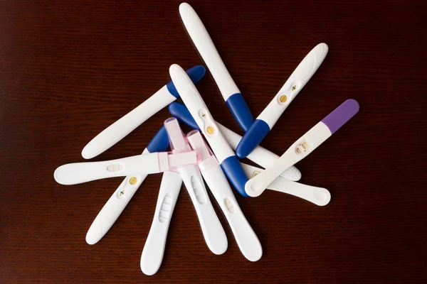 Ένα Σωρό Από Διάφορες Μάρκες Τεστ Εγκυμοσύνης Ξύλινη Επιφάνεια — Φωτογραφία Αρχείου