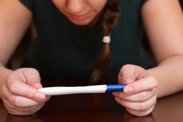 Mulher Segurando Teste Gravidez Casa Antecipando Resultado — Fotografia de Stock