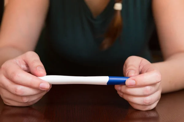 Mulher Segurando Teste Gravidez Casa Antecipando Resultado — Fotografia de Stock