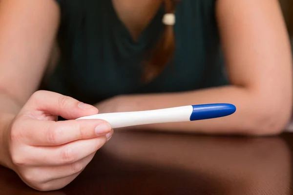 Test Ciążowy Kobieta Gospodarstwa Domu Wiedząc — Zdjęcie stockowe