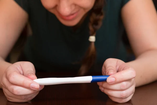 Boldog Anyuka Nézi Otthoni Terhességi Teszt Eredménye — Stock Fotó