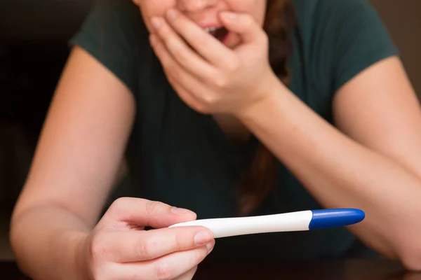 Mãe Feliz Olhando Para Casa Resultados Teste Gravidez — Fotografia de Stock