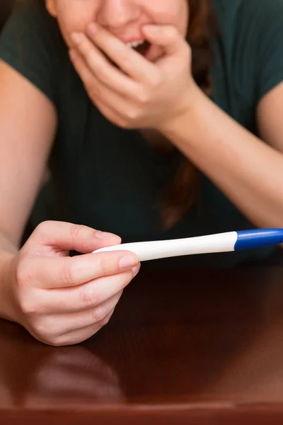 Mãe Feliz Olhando Para Casa Resultados Teste Gravidez — Fotografia de Stock