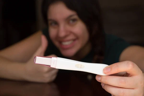 Glückliche Mutter Schaut Auf Schwangerschaftstest Ergebnisse Hause Stockbild