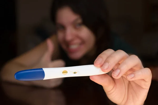 Glückliche Mutter Schaut Auf Schwangerschaftstest Ergebnisse Hause Stockbild