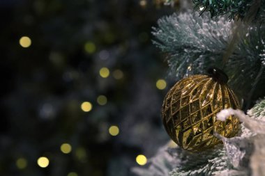 Tam olarak dekore edilmiş kış temalı Noel ağacının Ultra yakınlaştırılmış görünümü 