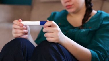 Gebelik testi negatif sonuç hayal kırıklığı kadın alır