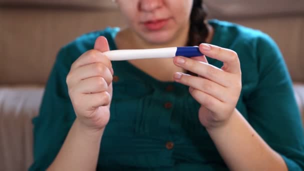 興奮した女性は 妊娠反応陽性結果を取得します — ストック動画