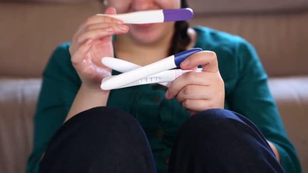 興奮した女性は 妊娠反応陽性結果を取得します — ストック動画