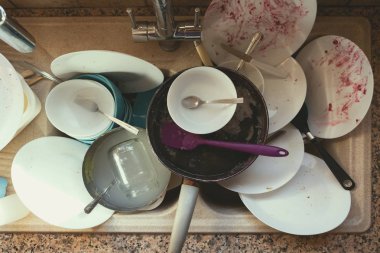 Bulaşık ve mutfak lavaboda kaplar dağınık yığını