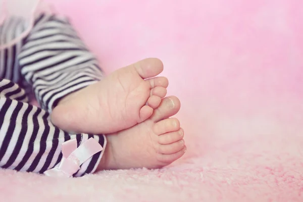 Adorável Pouco Bebê Menina Pés Close Fundo Rosa Macio — Fotografia de Stock