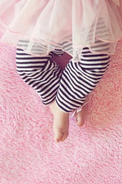 Очаровательная Маленькая Девочка Ноги Крупным Планом Мягком Розовом Фоне — стоковое фото