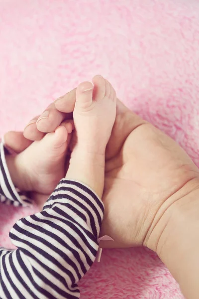 Pies Niña Adorable Sostenido Por Papá Sobre Fondo Rosa — Foto de Stock