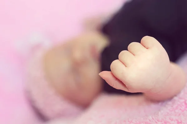 Schattig Klein Babymeisje Rustig Slapen Een Roze Deken — Stockfoto