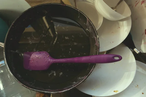 Uma Pilha Bagunçada Pratos Sujos Utensílios Dissipador Cozinha — Fotografia de Stock